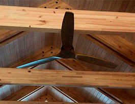 Потолочный вентилятор Alo в гостиной частного дома Новосибирска