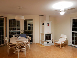 Люстра - вентилятор Disc Fan в гостиной загородного дома